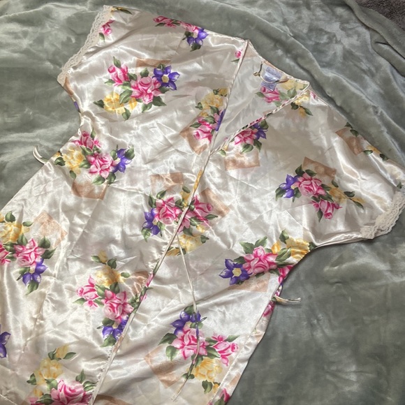 Vintage Secret Treasures Silky Floral Robe - Picture 2 of 7